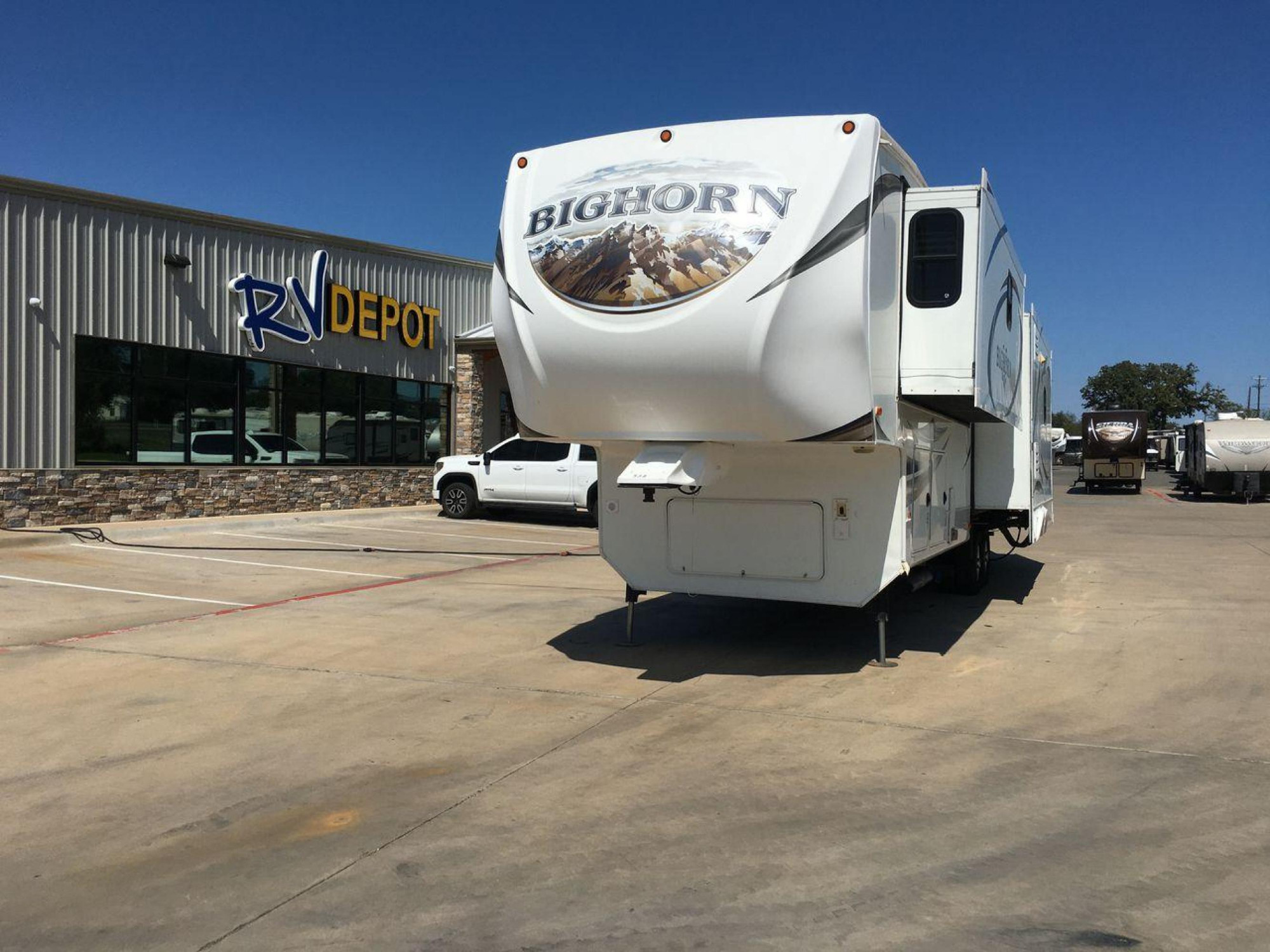 2013 WHITE HEARTLAND BIGHORN 3585RL - (5SFBG3826DE) , Length: 38.25 ft. | Dry Weight: 12,018 lbs. | Gross Weight: 15,500 lbs. | Slides: 3 transmission, located at 4319 N Main St, Cleburne, TX, 76033, (817) 678-5133, 32.385960, -97.391212 - The 2013 Heartland Big Horn 3585RL is a triple-slide fifth wheel measuring 38.25 ft. in length and crafted with aluminum and fiberglass, ensuring durability and longevity. With a dry weight of 12,018 lbs. and a GVWR of 15,500 lbs., this impressive model offers both practicality and versatility. The - Photo #0